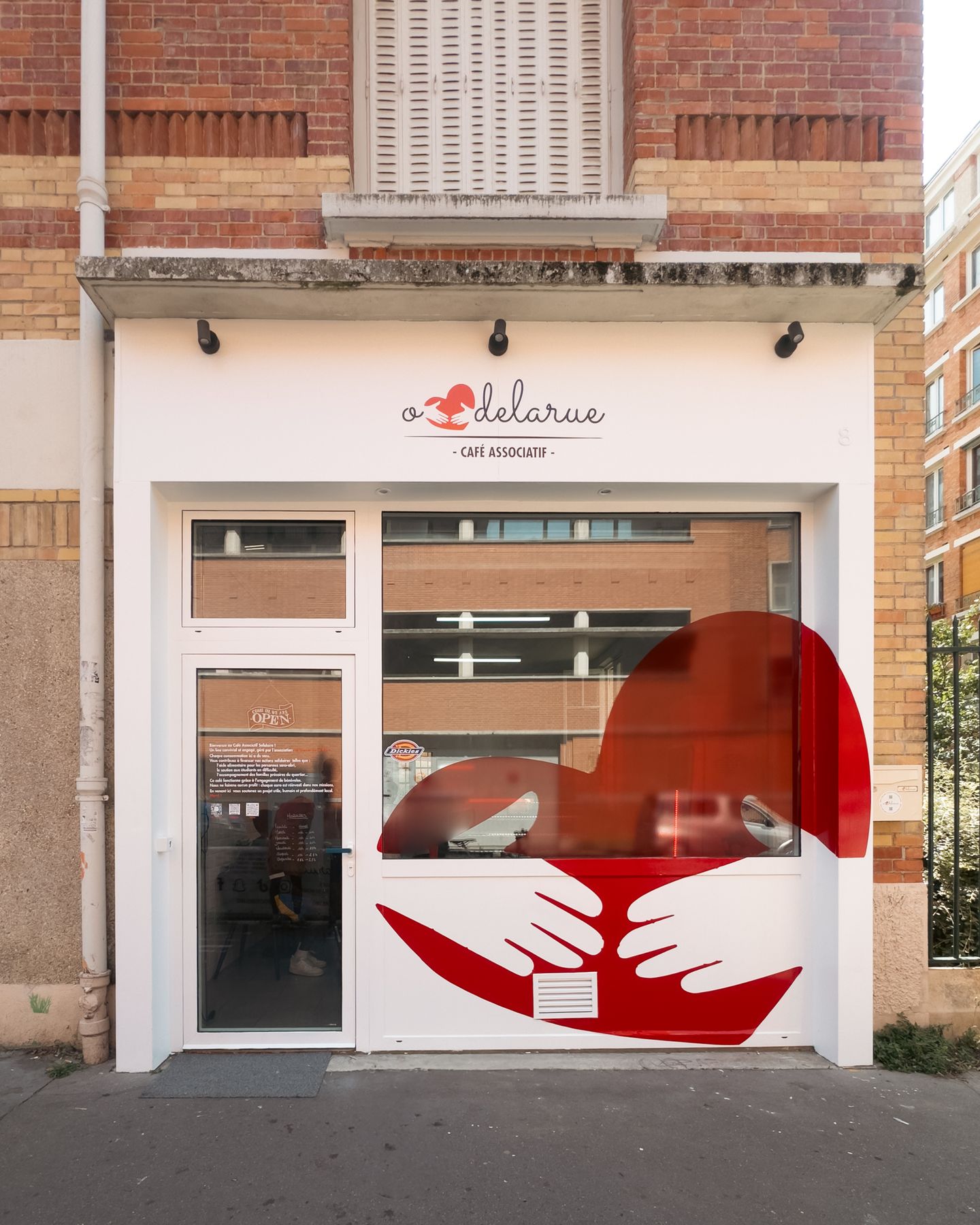 La façade du café associatif