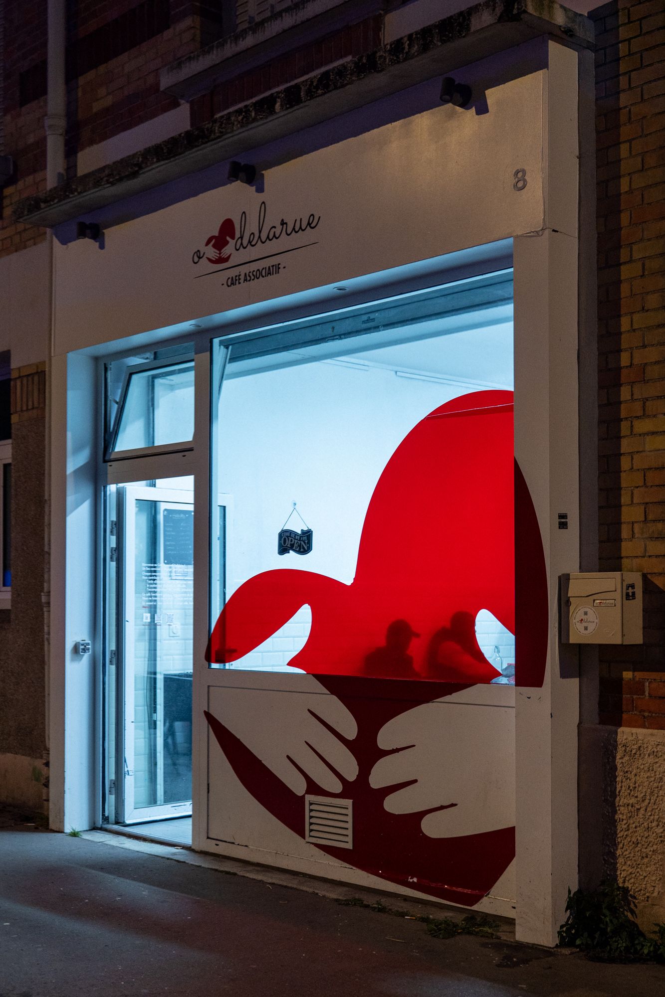 La façade du café associatif, le soir